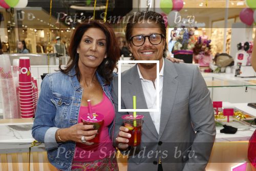 Amstelveen 27 mei 2021
Opening Yoyo tea bar van Rachel Hazes in winkelcentrum Amstelveen.
Andre Hazes zijn vriendinSarah v Soelen en haar ouders zijn ook aanwezig.