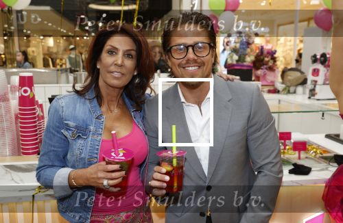 Amstelveen 27 mei 2021
Opening Yoyo tea bar van Rachel Hazes in winkelcentrum Amstelveen.
Andre Hazes zijn vriendinSarah v Soelen en haar ouders zijn ook aanwezig.