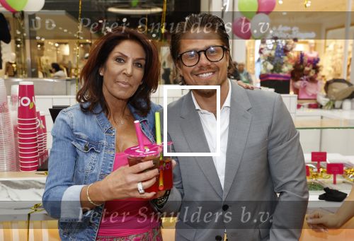Amstelveen 27 mei 2021
Opening Yoyo tea bar van Rachel Hazes in winkelcentrum Amstelveen.
Andre Hazes zijn vriendinSarah v Soelen en haar ouders zijn ook aanwezig.