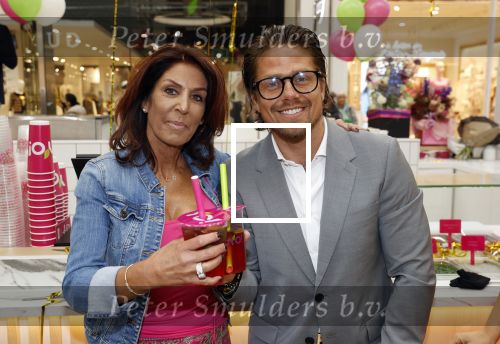 Amstelveen 27 mei 2021
Opening Yoyo tea bar van Rachel Hazes in winkelcentrum Amstelveen.
Andre Hazes zijn vriendinSarah v Soelen en haar ouders zijn ook aanwezig.