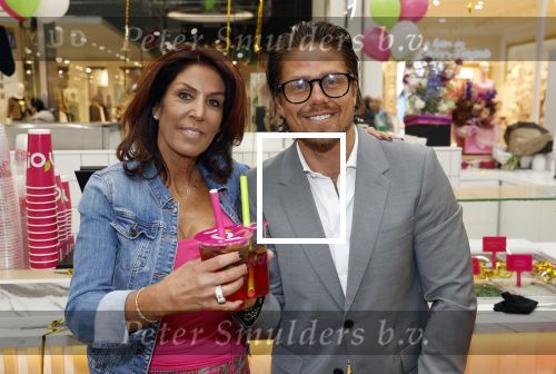 Amstelveen 27 mei 2021
Opening Yoyo tea bar van Rachel Hazes in winkelcentrum Amstelveen.
Andre Hazes zijn vriendinSarah v Soelen en haar ouders zijn ook aanwezig.