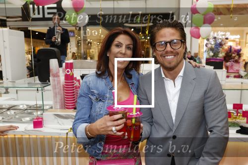 Amstelveen 27 mei 2021
Opening Yoyo tea bar van Rachel Hazes in winkelcentrum Amstelveen.
Andre Hazes zijn vriendinSarah v Soelen en haar ouders zijn ook aanwezig.