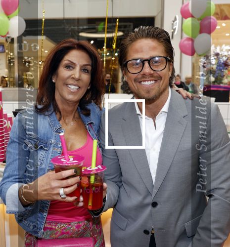 Amstelveen 27 mei 2021
Opening Yoyo tea bar van Rachel Hazes in winkelcentrum Amstelveen.
Andre Hazes zijn vriendinSarah v Soelen en haar ouders zijn ook aanwezig.