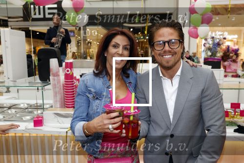 Amstelveen 27 mei 2021
Opening Yoyo tea bar van Rachel Hazes in winkelcentrum Amstelveen.
Andre Hazes zijn vriendinSarah v Soelen en haar ouders zijn ook aanwezig.