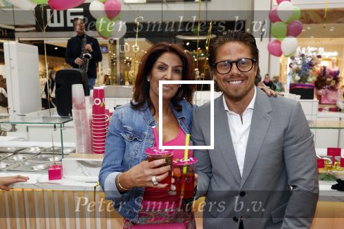Amstelveen 27 mei 2021
Opening Yoyo tea bar van Rachel Hazes in winkelcentrum Amstelveen.
Andre Hazes zijn vriendinSarah v Soelen en haar ouders zijn ook aanwezig.