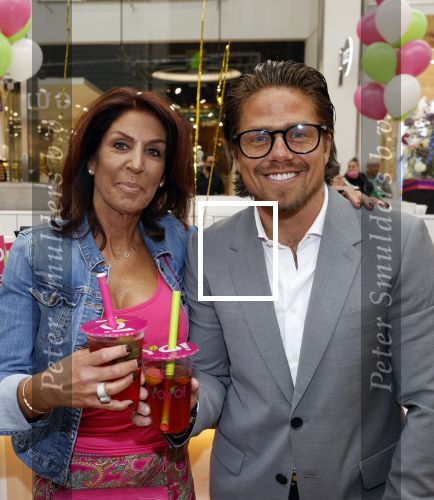 Amstelveen 27 mei 2021
Opening Yoyo tea bar van Rachel Hazes in winkelcentrum Amstelveen.
Andre Hazes zijn vriendinSarah v Soelen en haar ouders zijn ook aanwezig.