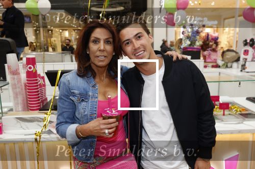 Amstelveen 27 mei 2021
Opening Yoyo tea bar van Rachel Hazes in winkelcentrum Amstelveen.
Andre Hazes zijn vriendinSarah v Soelen en haar ouders zijn ook aanwezig. rachel en Nino Wilkes