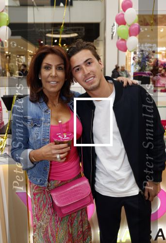 Amstelveen 27 mei 2021
Opening Yoyo tea bar van Rachel Hazes in winkelcentrum Amstelveen.
Andre Hazes zijn vriendinSarah v Soelen en haar ouders zijn ook aanwezig. rachel en Nino Wilkes