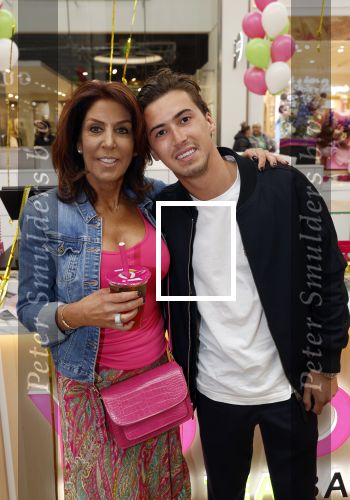 Amstelveen 27 mei 2021
Opening Yoyo tea bar van Rachel Hazes in winkelcentrum Amstelveen.
Andre Hazes zijn vriendinSarah v Soelen en haar ouders zijn ook aanwezig. rachel en Nino Wilkes