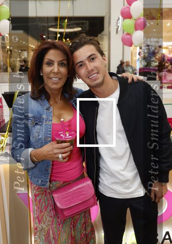 Amstelveen 27 mei 2021
Opening Yoyo tea bar van Rachel Hazes in winkelcentrum Amstelveen.
Andre Hazes zijn vriendinSarah v Soelen en haar ouders zijn ook aanwezig. rachel en Nino Wilkes