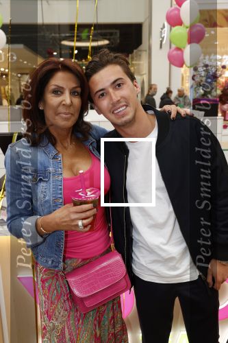 Amstelveen 27 mei 2021
Opening Yoyo tea bar van Rachel Hazes in winkelcentrum Amstelveen.
Andre Hazes zijn vriendinSarah v Soelen en haar ouders zijn ook aanwezig. rachel en Nino Wilkes
