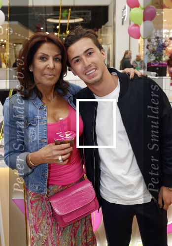 Amstelveen 27 mei 2021
Opening Yoyo tea bar van Rachel Hazes in winkelcentrum Amstelveen.
Andre Hazes zijn vriendinSarah v Soelen en haar ouders zijn ook aanwezig. rachel en Nino Wilkes