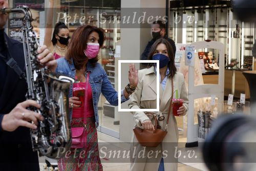 Amstelveen 27 mei 2021
Opening Yoyo tea bar van Rachel Hazes in winkelcentrum Amstelveen.
Andre Hazes zijn vriendinSarah v Soelen en haar ouders zijn ook aanwezig. rachel met Rosanna Kluivert en Nino Wilkes