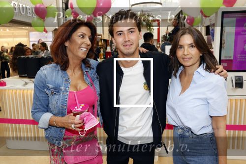 Amstelveen 27 mei 2021
Opening Yoyo tea bar van Rachel Hazes in winkelcentrum Amstelveen.
Andre Hazes zijn vriendinSarah v Soelen en haar ouders zijn ook aanwezig. rachel met Rosanna Kluivert en Nino Wilkes