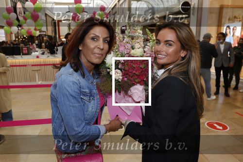 Amstelveen 27 mei 2021
Opening Yoyo tea bar van Rachel Hazes in winkelcentrum Amstelveen.
Andre Hazes zijn vriendinSarah v Soelen en haar ouders zijn ook aanwezig.