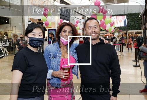 Amstelveen 27 mei 2021
Opening Yoyo tea bar van Rachel Hazes in winkelcentrum Amstelveen.
Andre Hazes zijn vriendinSarah v Soelen en haar ouders zijn ook aanwezig. Wi van yoyo
