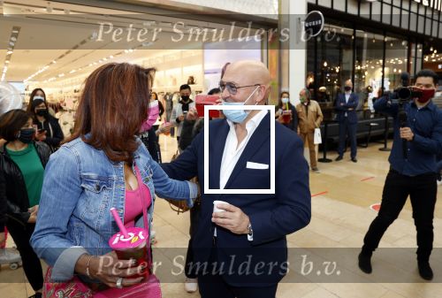 Amstelveen 27 mei 2021
Opening Yoyo tea bar van Rachel Hazes in winkelcentrum Amstelveen.
Andre Hazes zijn vriendinSarah v Soelen en haar ouders zijn ook aanwezig.