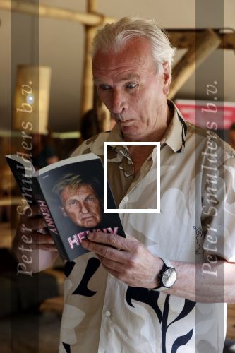 Castricum 7 juni 2021
Boekpresentatie Henny Huisman . Henny krijgt het eerste boek uit handen van Jacques d Ancona. Rein Sluik