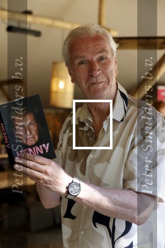 Castricum 7 juni 2021
Boekpresentatie Henny Huisman . Henny krijgt het eerste boek uit handen van Jacques d Ancona. Rein Sluik
