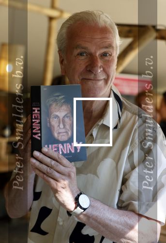 Castricum 7 juni 2021
Boekpresentatie Henny Huisman . Henny krijgt het eerste boek uit handen van Jacques d Ancona. Rein Sluik