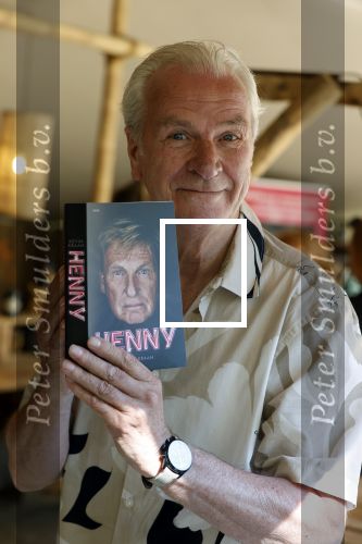 Castricum 7 juni 2021
Boekpresentatie Henny Huisman . Henny krijgt het eerste boek uit handen van Jacques d Ancona. Rein Sluik