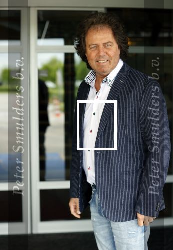 Nijkerk 22 mei 2021
Rene le Blanc overhandigt Johan Vlemmix award voor uitbrengen 175 cd \'s