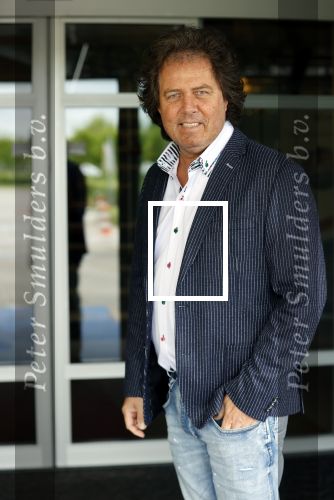 Nijkerk 22 mei 2021
Rene le Blanc overhandigt Johan Vlemmix award voor uitbrengen 175 cd \'s