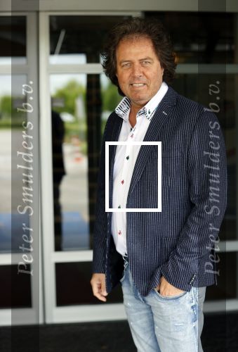 Nijkerk 22 mei 2021
Rene le Blanc overhandigt Johan Vlemmix award voor uitbrengen 175 cd \'s