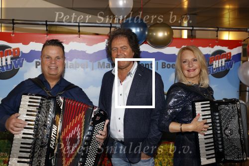 Nijkerk 22 mei 2021
Rene le Blanc overhandigt Johan Vlemmix award voor uitbrengen 175 cd \'s