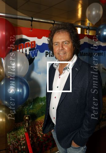 Nijkerk 22 mei 2021
Rene le Blanc overhandigt Johan Vlemmix award voor uitbrengen 175 cd \'s