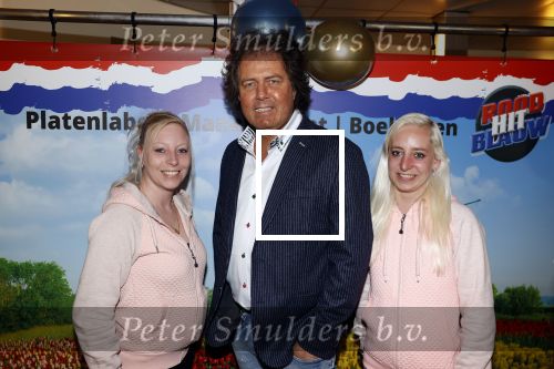 Nijkerk 22 mei 2021
Rene le Blanc overhandigt Johan Vlemmix award voor uitbrengen 175 cd \'s