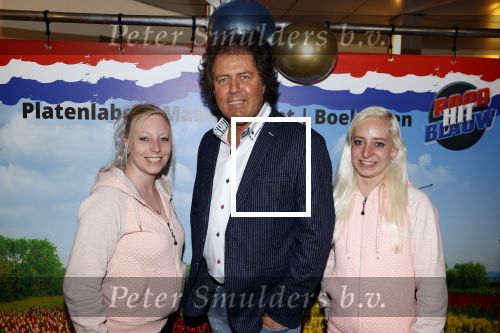 Nijkerk 22 mei 2021
Rene le Blanc overhandigt Johan Vlemmix award voor uitbrengen 175 cd \'s