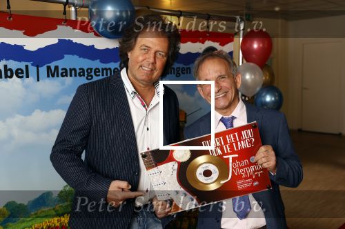 Nijkerk 22 mei 2021
Rene le Blanc overhandigt Johan Vlemmix award voor uitbrengen 175 cd \'s