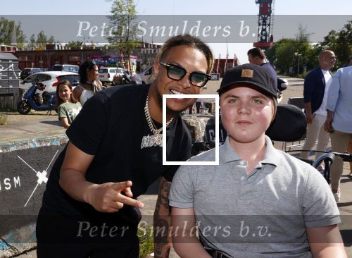 Amsterdam 2 juni 2021
FHM 500 uitreiking bij IJVER in Amsterdam noord. Ronnie Flex met een fan