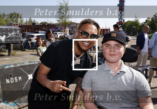 Amsterdam 2 juni 2021
FHM 500 uitreiking bij IJVER in Amsterdam noord. Ronnie Flex met een fan
