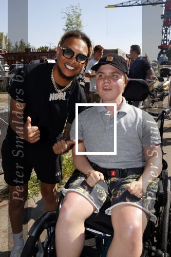 Amsterdam 2 juni 2021
FHM 500 uitreiking bij IJVER in Amsterdam noord. Ronnie Flex met een fan