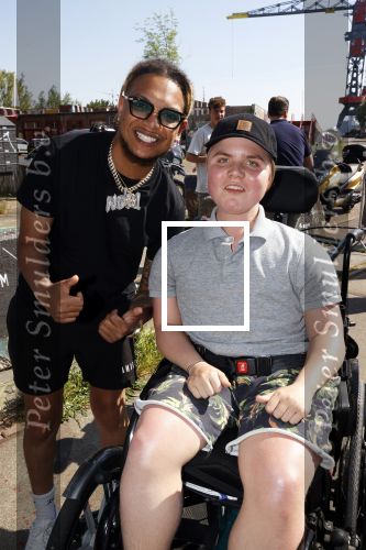 Amsterdam 2 juni 2021
FHM 500 uitreiking bij IJVER in Amsterdam noord. Ronnie Flex met een fan
