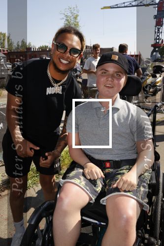 Amsterdam 2 juni 2021
FHM 500 uitreiking bij IJVER in Amsterdam noord. Ronnie Flex met een fan