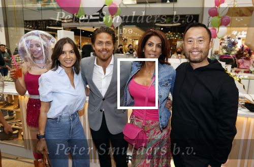 Amstelveen 27 mei 2021
Opening Yoyo tea bar van Rachel Hazes in winkelcentrum Amstelveen.
Andre Hazes zijn vriendinSarah v Soelen en haar ouders zijn ook aanwezig. Rossana Kluivert