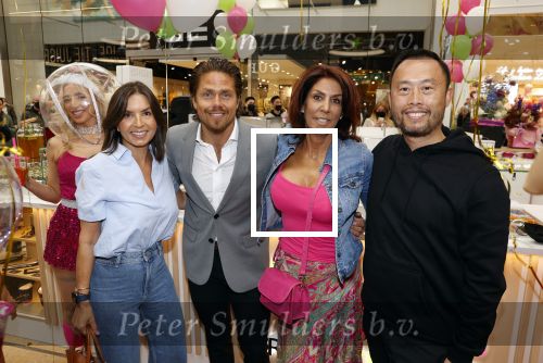 Amstelveen 27 mei 2021
Opening Yoyo tea bar van Rachel Hazes in winkelcentrum Amstelveen.
Andre Hazes zijn vriendinSarah v Soelen en haar ouders zijn ook aanwezig. Rossana Kluivert