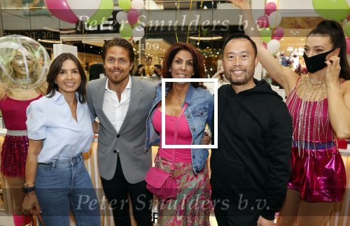 Amstelveen 27 mei 2021
Opening Yoyo tea bar van Rachel Hazes in winkelcentrum Amstelveen.
Andre Hazes zijn vriendinSarah v Soelen en haar ouders zijn ook aanwezig. Rossana Kluivert