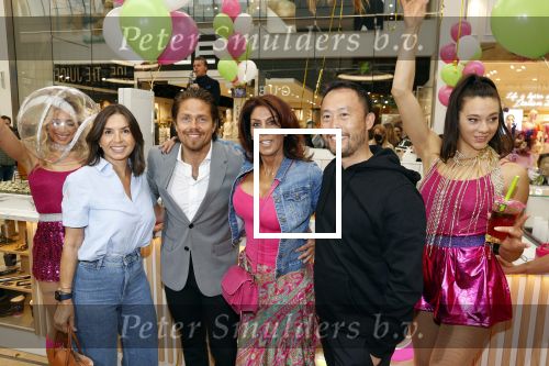 Amstelveen 27 mei 2021
Opening Yoyo tea bar van Rachel Hazes in winkelcentrum Amstelveen.
Andre Hazes zijn vriendinSarah v Soelen en haar ouders zijn ook aanwezig. Rossana Kluivert