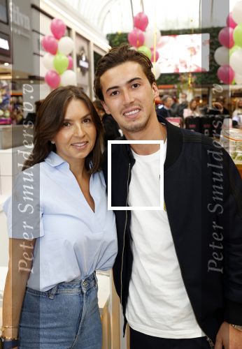Amstelveen 27 mei 2021
Opening Yoyo tea bar van Rachel Hazes in winkelcentrum Amstelveen.
Andre Hazes zijn vriendinSarah v Soelen en haar ouders zijn ook aanwezig. Rossana Kluivert en haar zoon Nino Wilkes