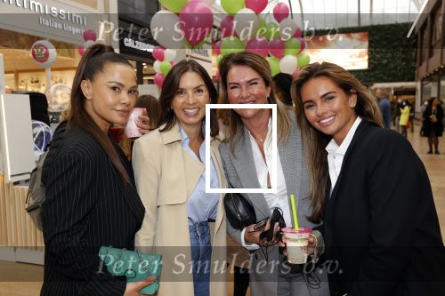 Amstelveen 27 mei 2021
Opening Yoyo tea bar van Rachel Hazes in winkelcentrum Amstelveen.
Andre Hazes zijn vriendinSarah v Soelen en haar ouders zijn ook aanwezig. Sarah v Soelen  met haar moeder  Esther Scipio en Rosanna Kluivert