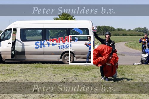 Teuge 1  juni 2021
Thomas v d Vlugt presenteert zijn boek door uit een vleigtuig te springen met een parachute.