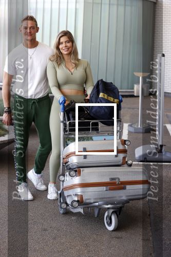 Schiphol 31 mei 2021
Ferry Doedens en Stephanie Tency vertrekken voor een tv programma naar Curacao.