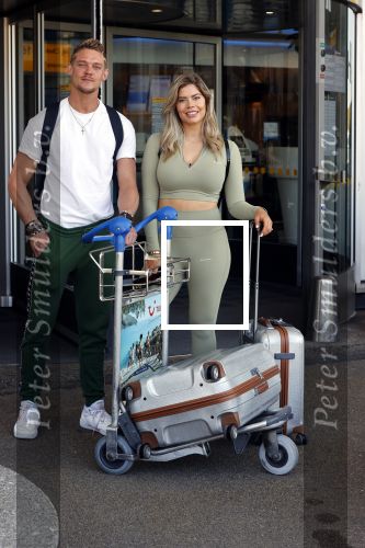 Schiphol 31 mei 2021
Ferry Doedens en Stephanie Tency vertrekken voor een tv programma naar Curacao.