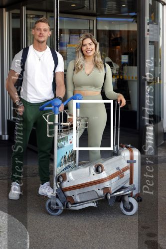 Schiphol 31 mei 2021
Ferry Doedens en Stephanie Tency vertrekken voor een tv programma naar Curacao.