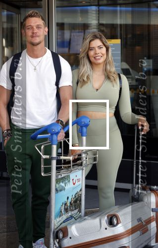 Schiphol 31 mei 2021
Ferry Doedens en Stephanie Tency vertrekken voor een tv programma naar Curacao.
