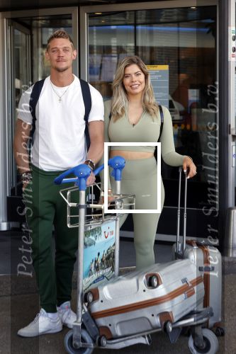 Schiphol 31 mei 2021
Ferry Doedens en Stephanie Tency vertrekken voor een tv programma naar Curacao.